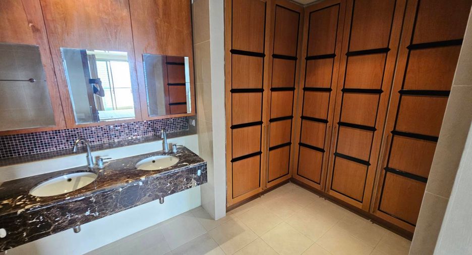 For rent 4 ベッドルーム condo in Khlong Toei, Bangkok