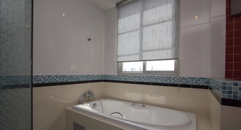 For rent 3 bedrooms condo in Khlong Toei, Bangkok