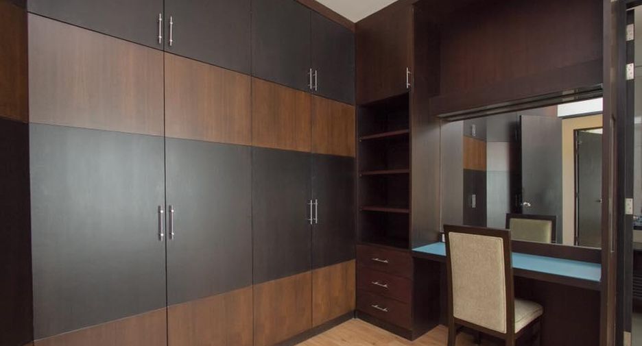 For rent 3 bedrooms condo in Khlong Toei, Bangkok