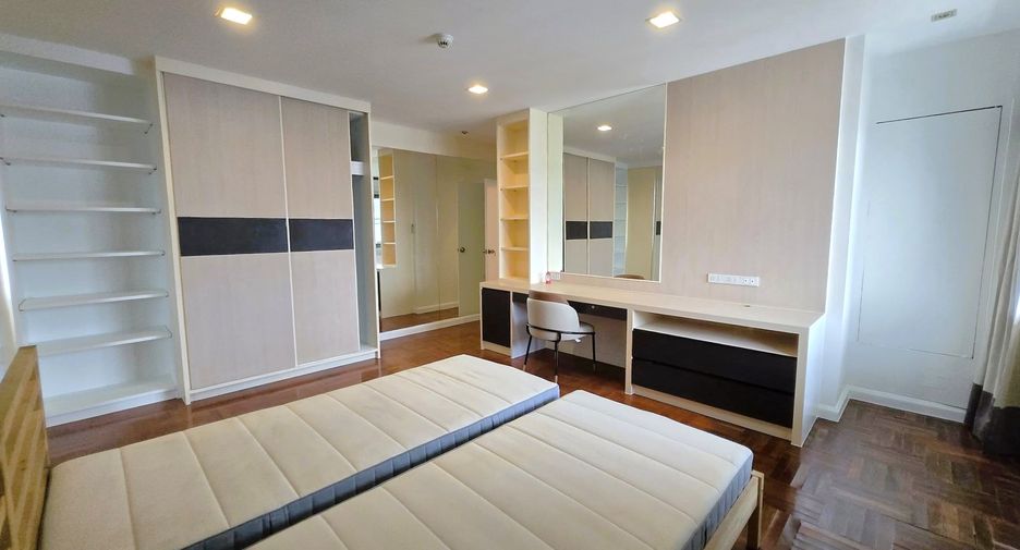 For rent 3 bedrooms condo in Watthana, Bangkok