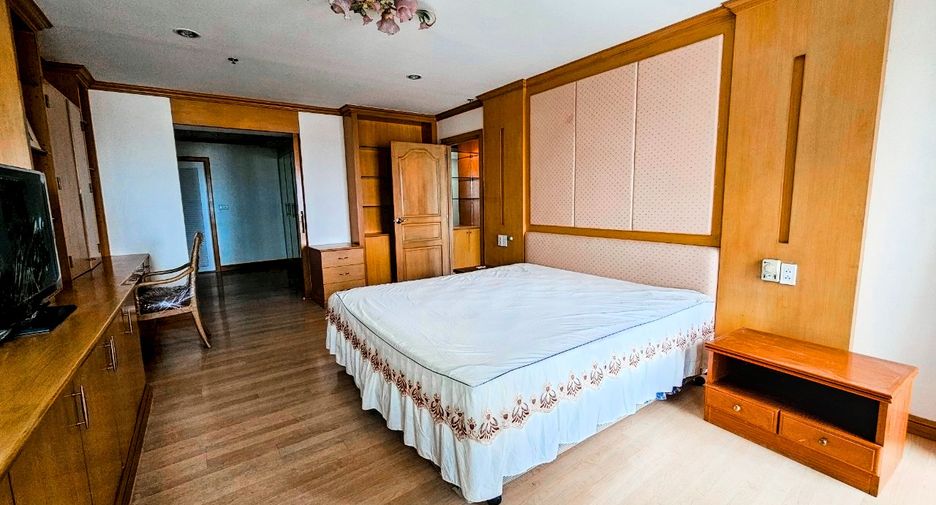 For rent 2 bedrooms condo in Sathon, Bangkok
