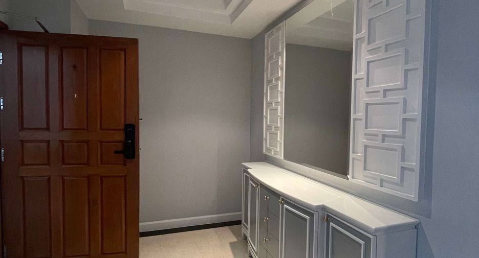 For rent 3 bedrooms condo in Khlong Toei, Bangkok