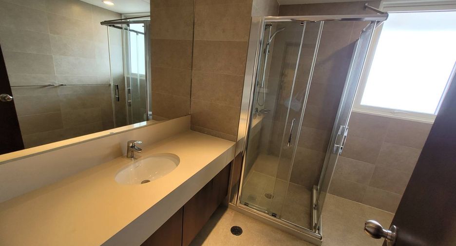 For rent 4 bedrooms condo in Watthana, Bangkok