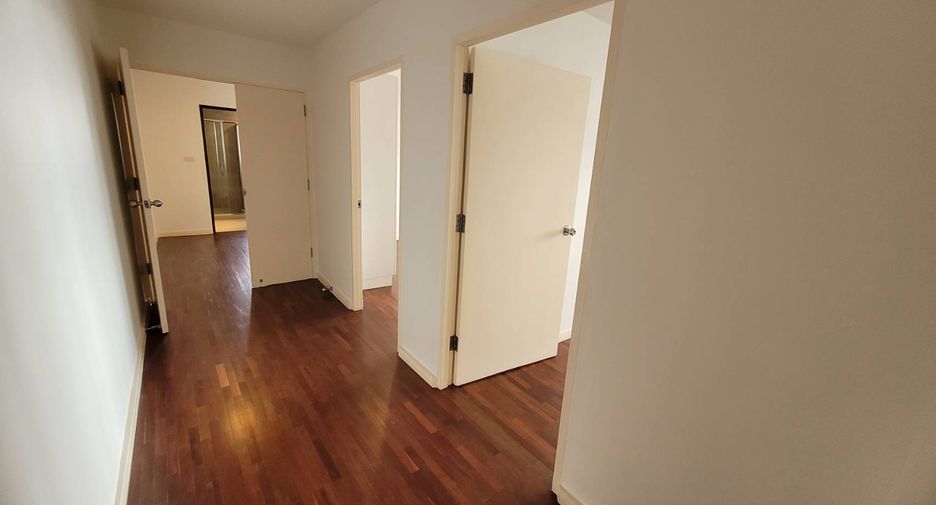 For rent 4 bedrooms condo in Watthana, Bangkok