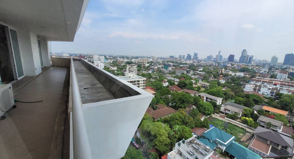 For rent 4 bedrooms condo in Watthana, Bangkok