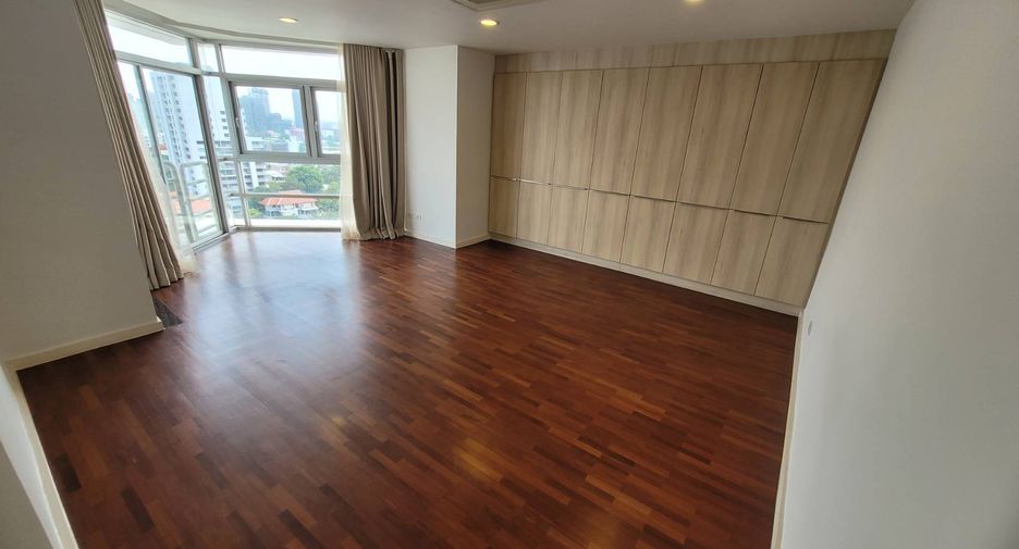For rent 4 bedrooms condo in Watthana, Bangkok