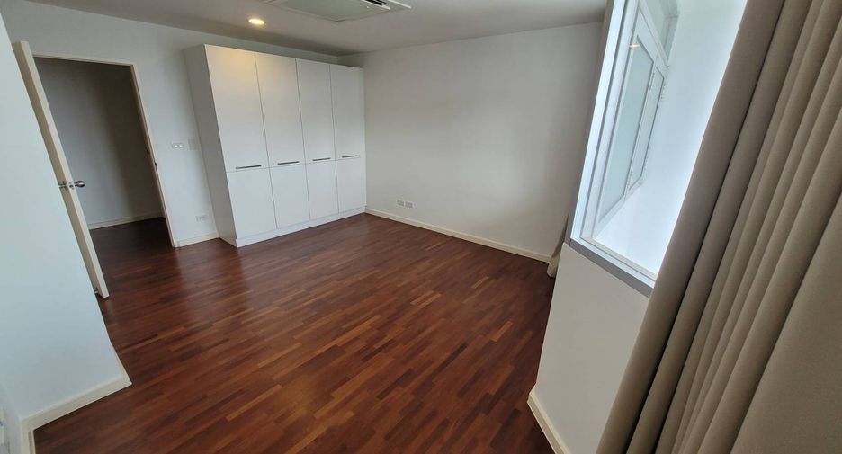 For rent 4 bedrooms condo in Watthana, Bangkok