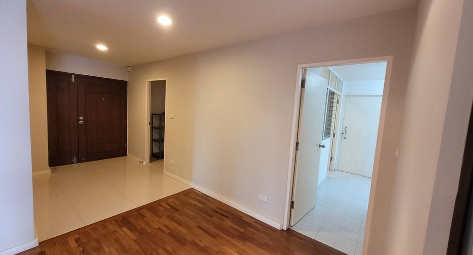 For rent 4 bedrooms condo in Watthana, Bangkok