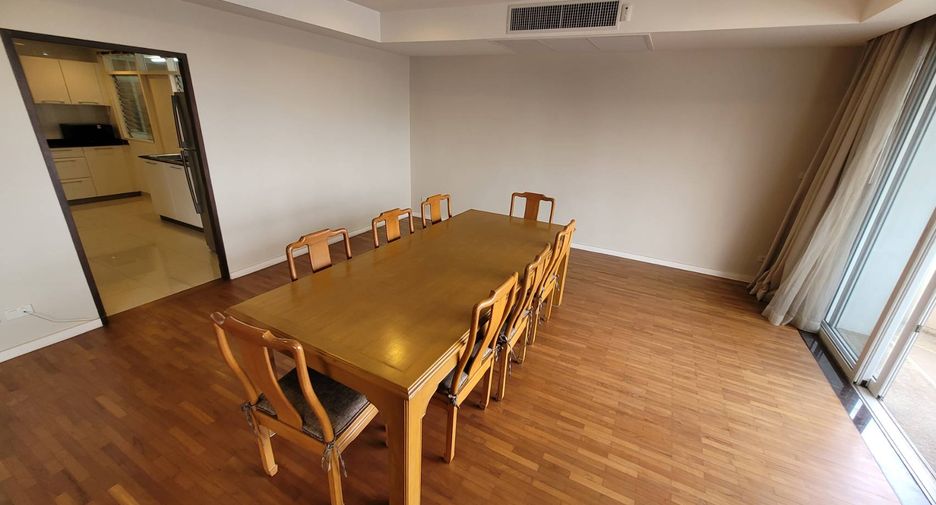 For rent 4 bedrooms condo in Watthana, Bangkok