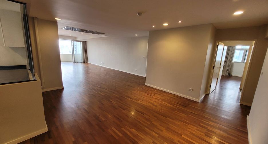 For rent 4 bedrooms condo in Watthana, Bangkok