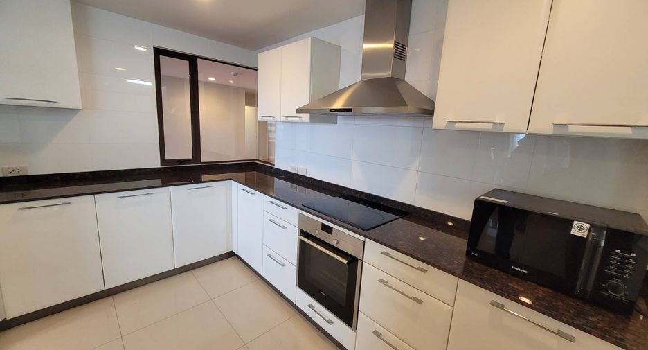 For rent 4 bedrooms condo in Watthana, Bangkok