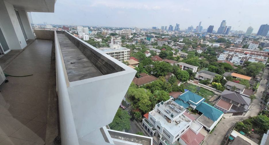 For rent 4 bedrooms condo in Watthana, Bangkok