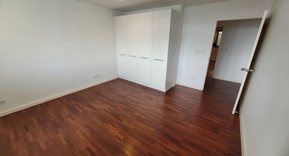 For rent 4 bedrooms condo in Watthana, Bangkok