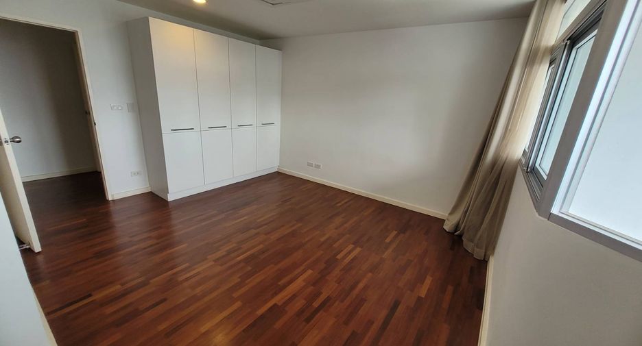 For rent 4 bedrooms condo in Watthana, Bangkok