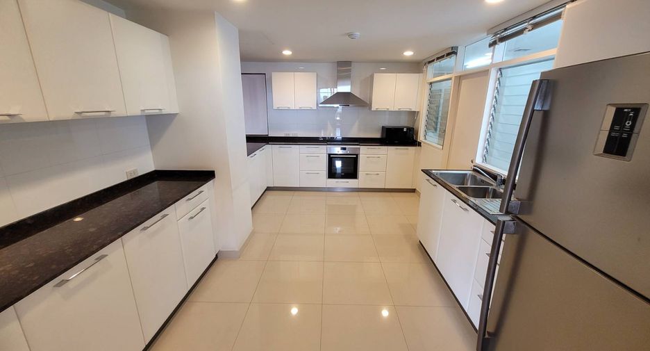 For rent 4 bedrooms condo in Watthana, Bangkok