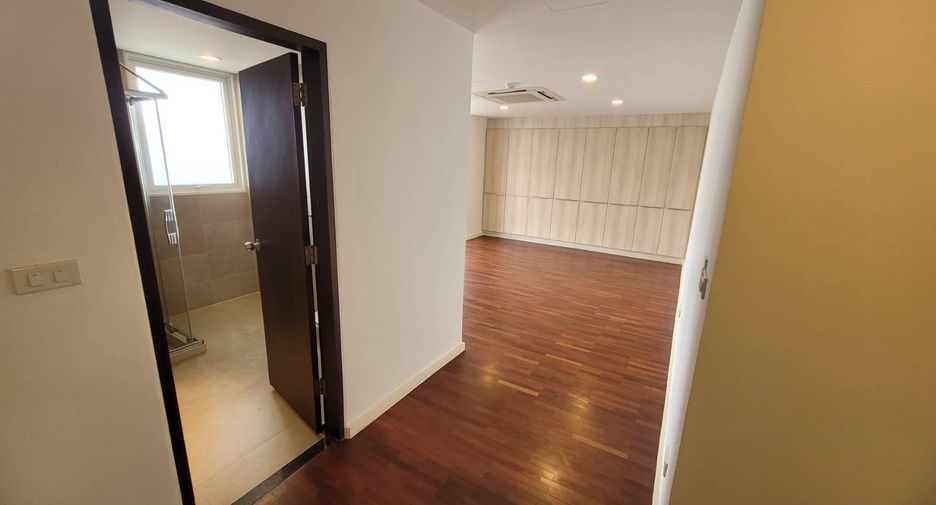 For rent 4 bedrooms condo in Watthana, Bangkok