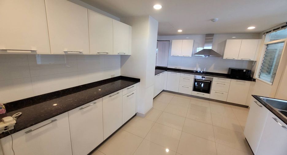 For rent 4 bedrooms condo in Watthana, Bangkok