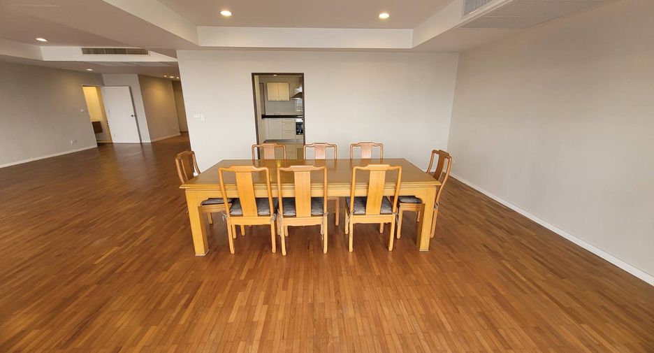 For rent 4 bedrooms condo in Watthana, Bangkok