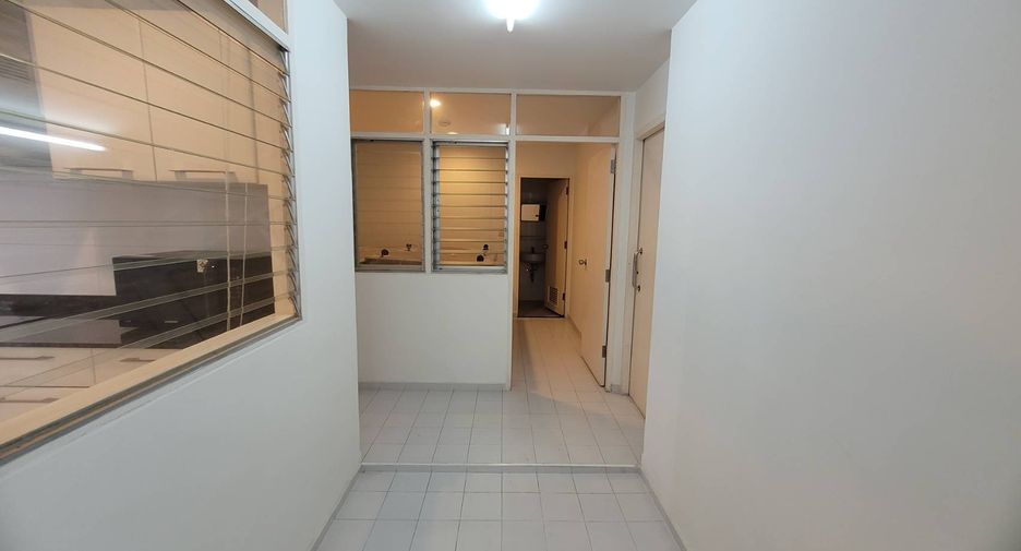 For rent 4 bedrooms condo in Watthana, Bangkok