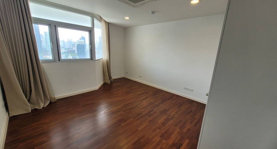 For rent 4 bedrooms condo in Watthana, Bangkok