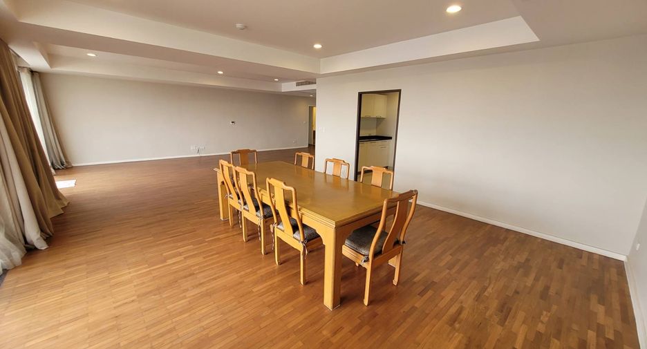 For rent 4 bedrooms condo in Watthana, Bangkok