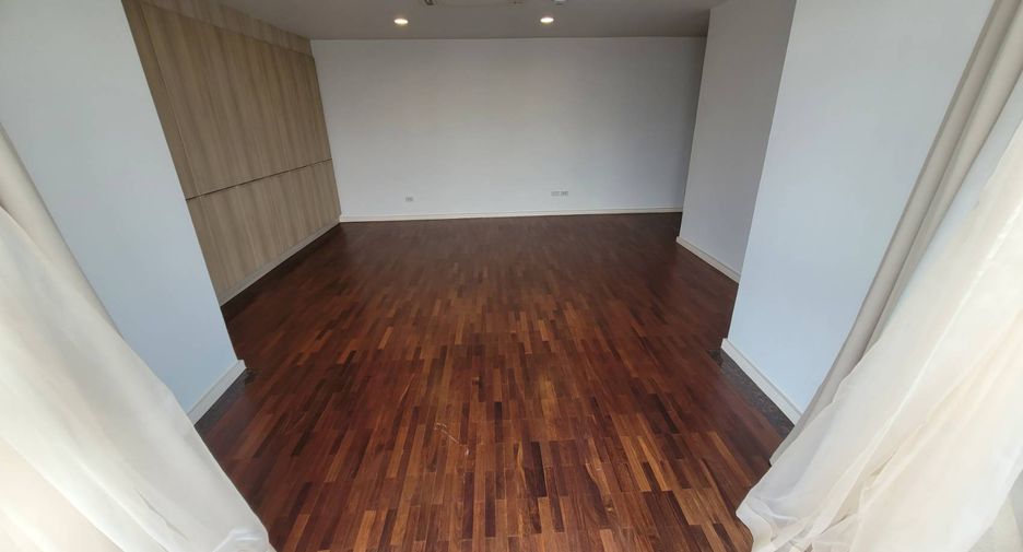 For rent 4 bedrooms condo in Watthana, Bangkok