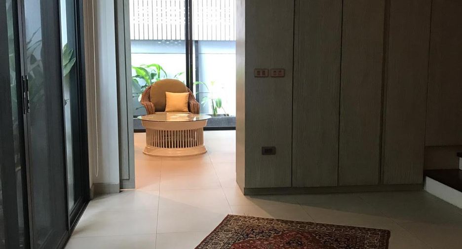 Casa adosada en alquiler de 3 habitaciones en Khlong Toei, Bangkok
