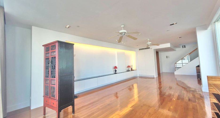 For rent 3 bedrooms condo in Khlong Toei, Bangkok