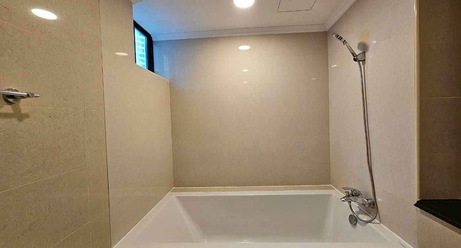 For rent 3 bedrooms condo in Khlong Toei, Bangkok