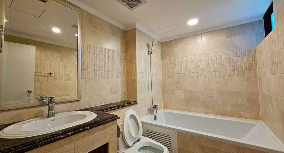 For rent 3 bedrooms condo in Khlong Toei, Bangkok