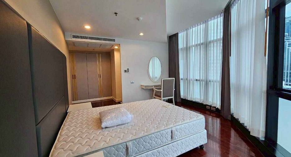 For rent 3 bedrooms condo in Khlong Toei, Bangkok
