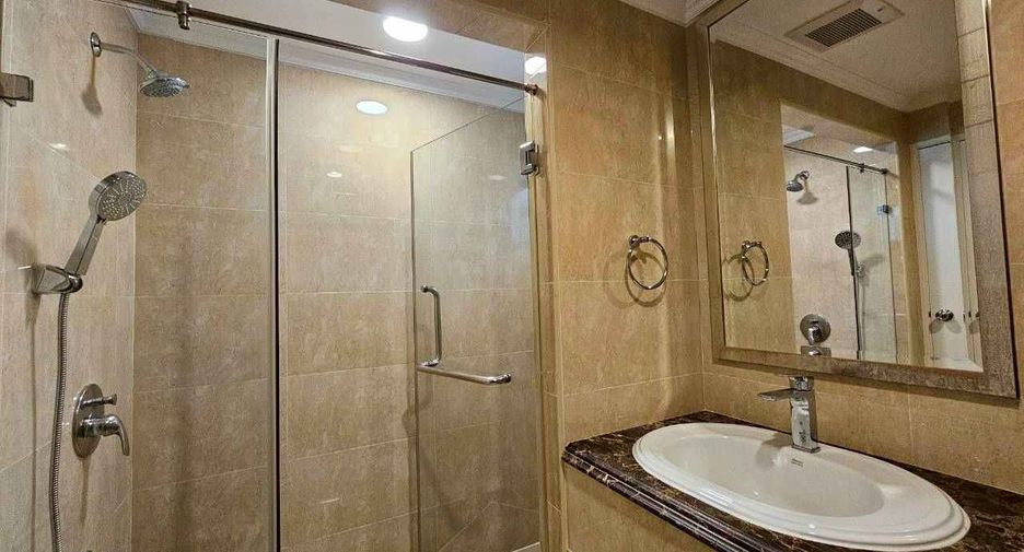 For rent 3 bedrooms condo in Khlong Toei, Bangkok
