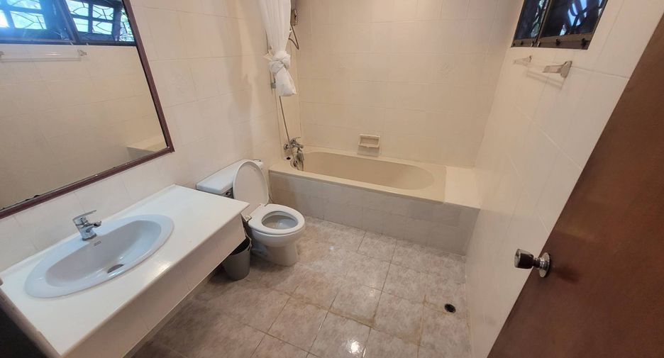 Casa adosada en alquiler de 3 habitaciones en Khlong Toei, Bangkok