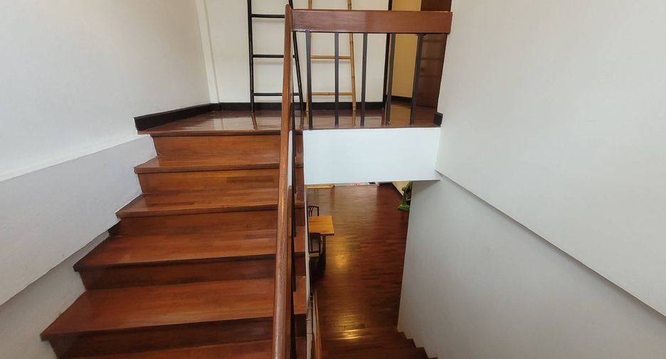 Casa adosada en alquiler de 3 habitaciones en Khlong Toei, Bangkok
