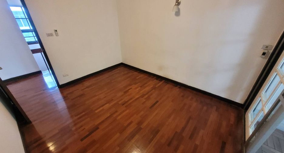 Casa adosada en alquiler de 3 habitaciones en Khlong Toei, Bangkok