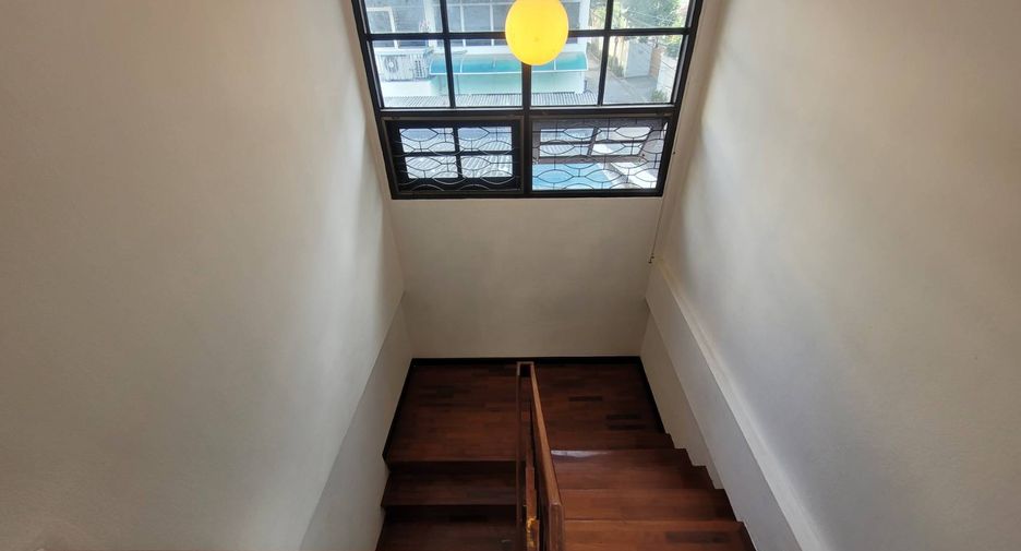Casa adosada en alquiler de 3 habitaciones en Khlong Toei, Bangkok