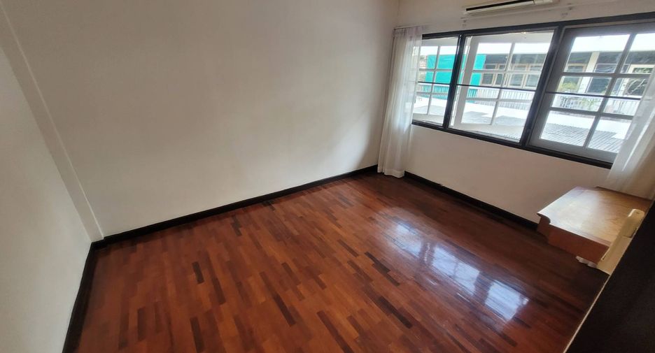 Casa adosada en alquiler de 3 habitaciones en Khlong Toei, Bangkok