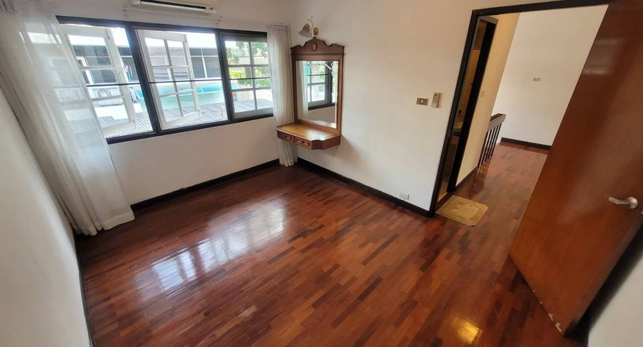 Casa adosada en alquiler de 3 habitaciones en Khlong Toei, Bangkok