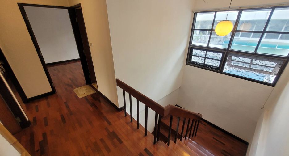 Casa adosada en alquiler de 3 habitaciones en Khlong Toei, Bangkok