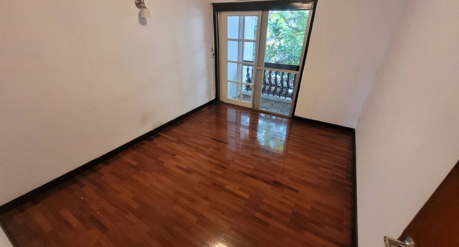 Casa adosada en alquiler de 3 habitaciones en Khlong Toei, Bangkok