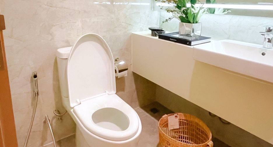 For rent 2 bedrooms condo in Watthana, Bangkok