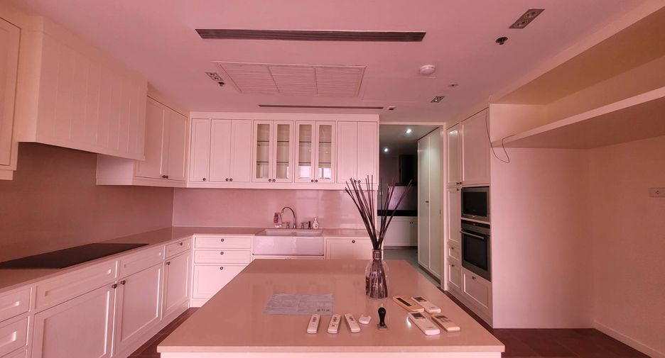 For rent 3 bedrooms condo in Sathon, Bangkok