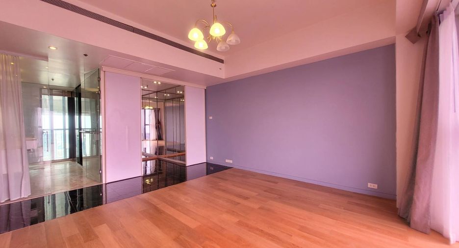 For rent 3 bedrooms condo in Sathon, Bangkok