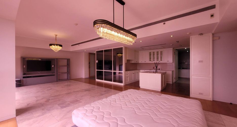 For rent 3 bedrooms condo in Sathon, Bangkok