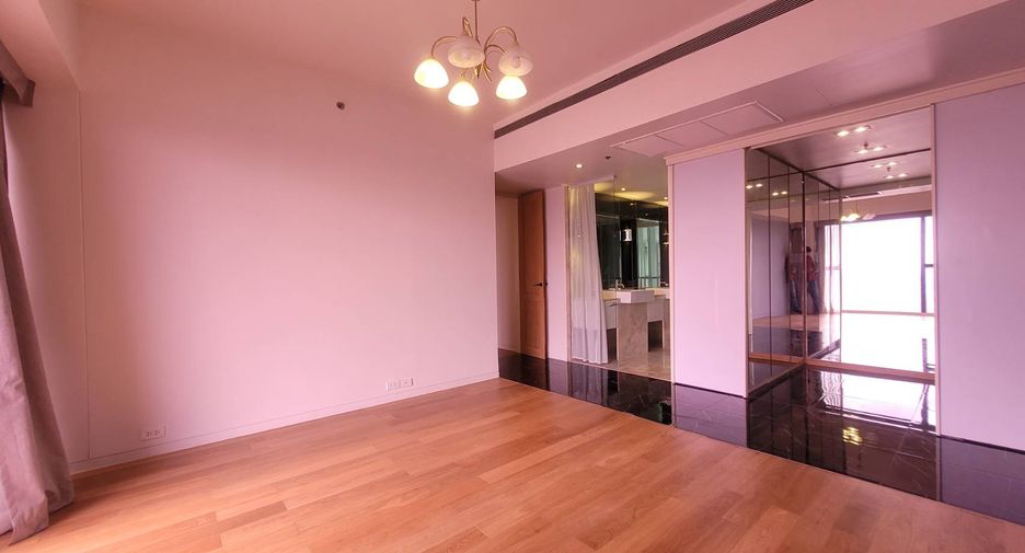 For rent 3 bedrooms condo in Sathon, Bangkok