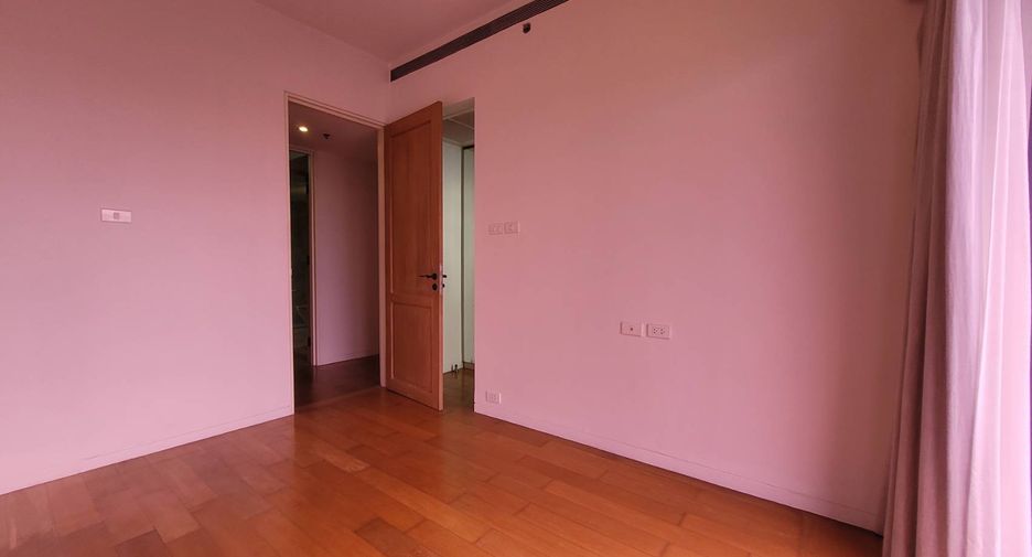 For rent 3 bedrooms condo in Sathon, Bangkok