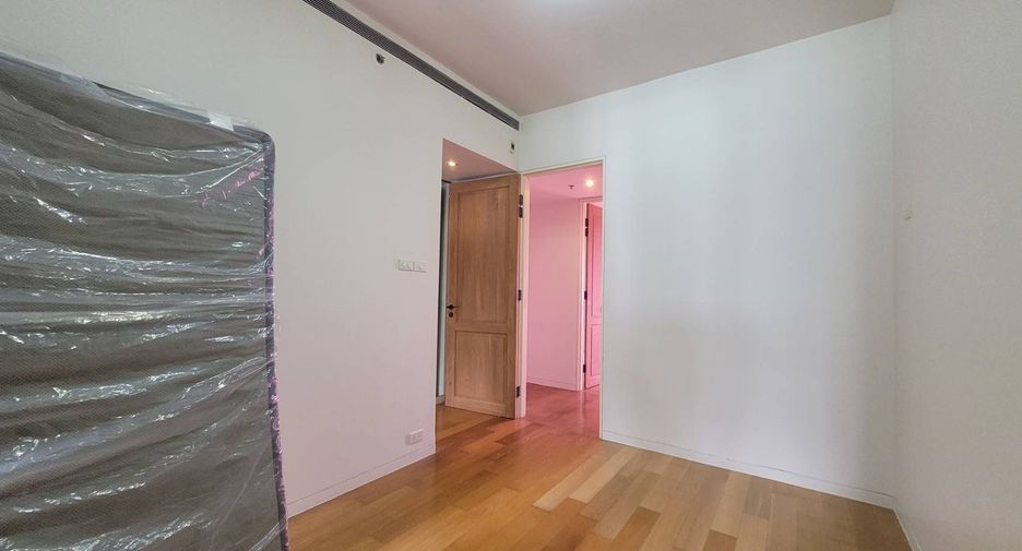 For rent 3 bedrooms condo in Sathon, Bangkok