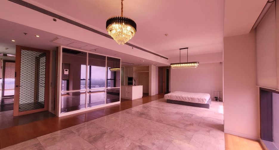 For rent 3 bedrooms condo in Sathon, Bangkok
