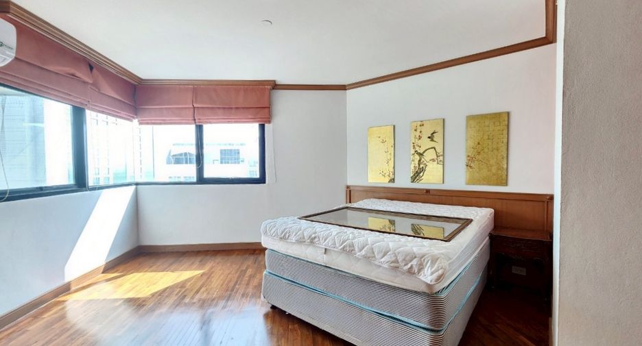 For rent 3 bedrooms condo in Sathon, Bangkok