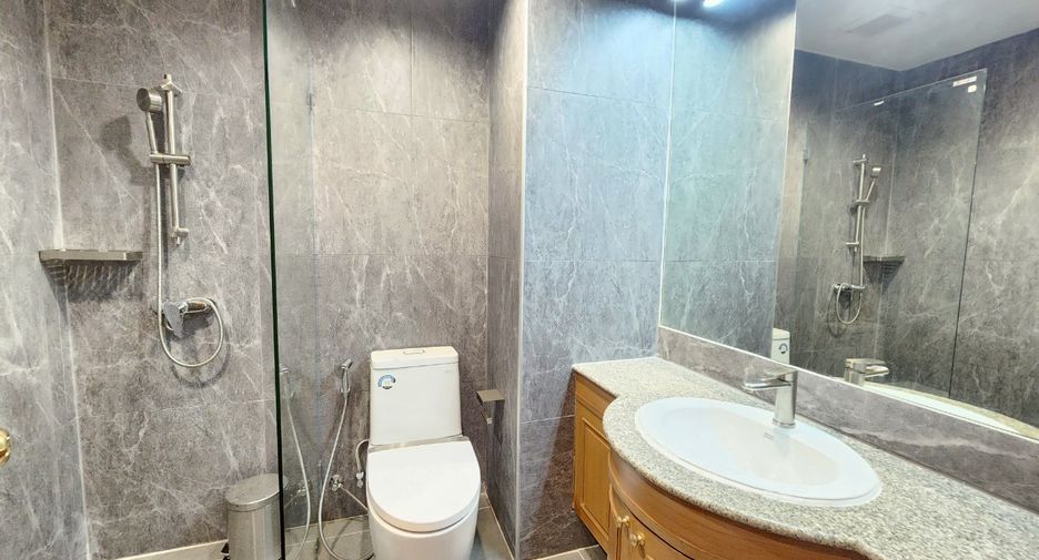 For rent 3 bedrooms condo in Sathon, Bangkok